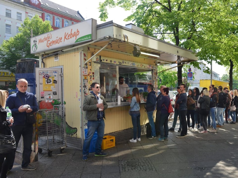Lange Schlange vor einer Dönerbude