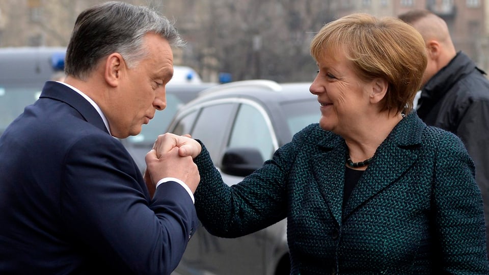 Viktor Orban gibt Angela Merkel einen Handkuss