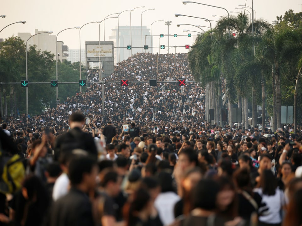 In Bangkok sind Hunderttausende Menschen zu Ehren ihres verstorbenen Königs auf den Beinen.