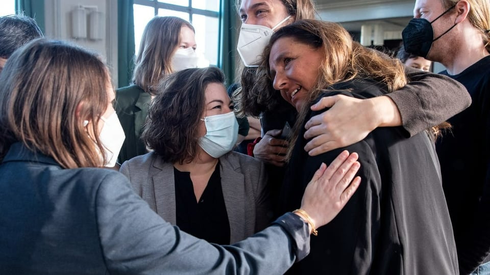 SP-Nationalrätin Jacqueline Badran und Kolleginnen umarmen sich
