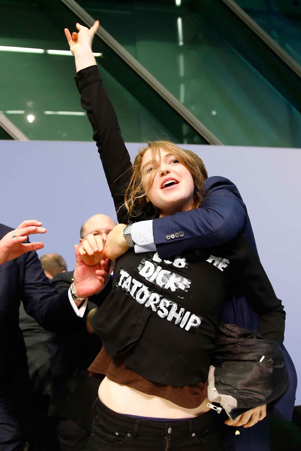 Sieg: Die Aktivistin streckt einen Arm in die Höhe.