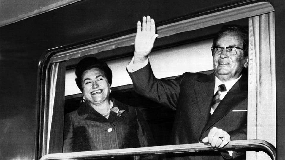 Der damalige jugoslawische Staatschef Josip Broz Tito und seine Frau Jovanka Broz, hier im Bild bei der Eröffnung einer neuen Eisenbahnlinie im Mai 1976.