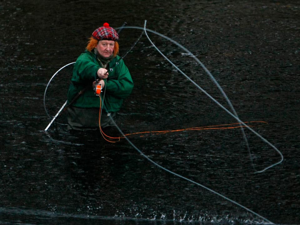 Schottischer Fischer beim Lachsfischen