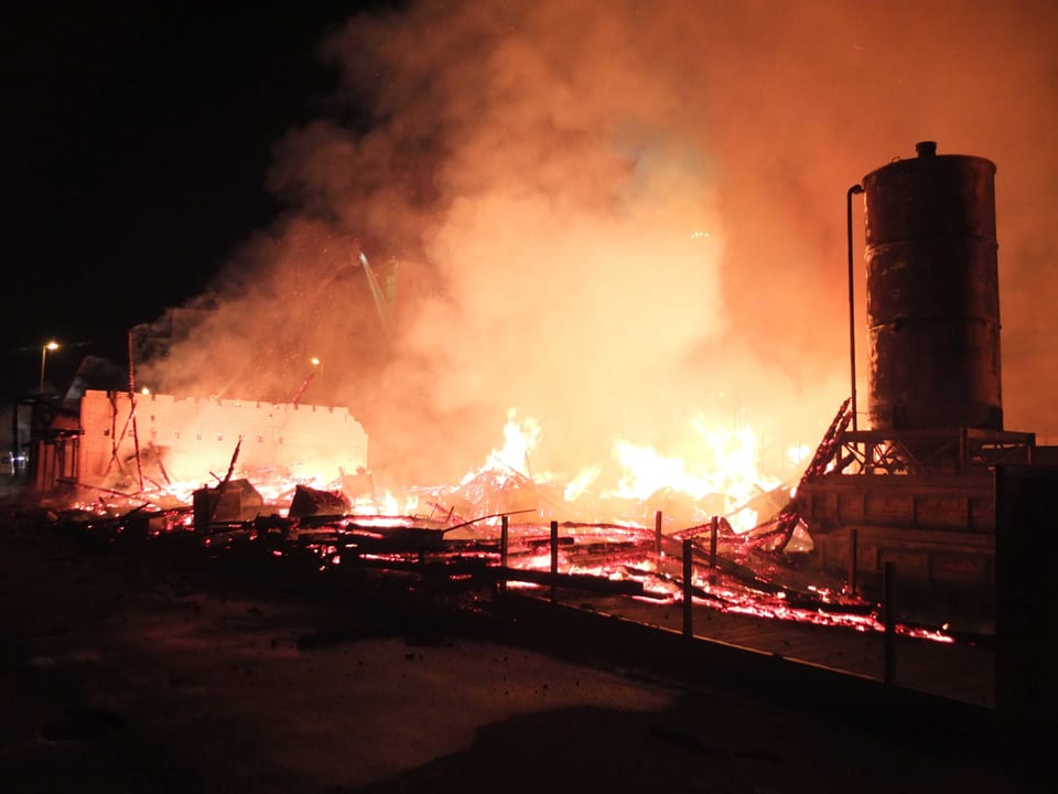Völlig abgebrannter Holzschopf in Flammen