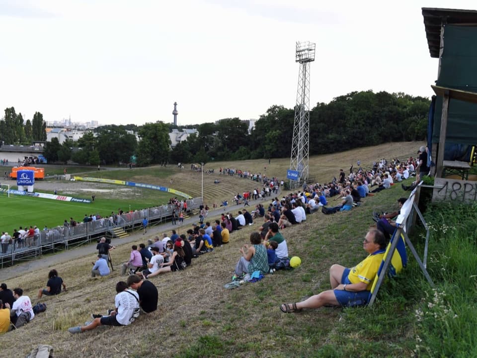 Ein Hang als Gegentribüne Naturhang im Stadion in Döbling