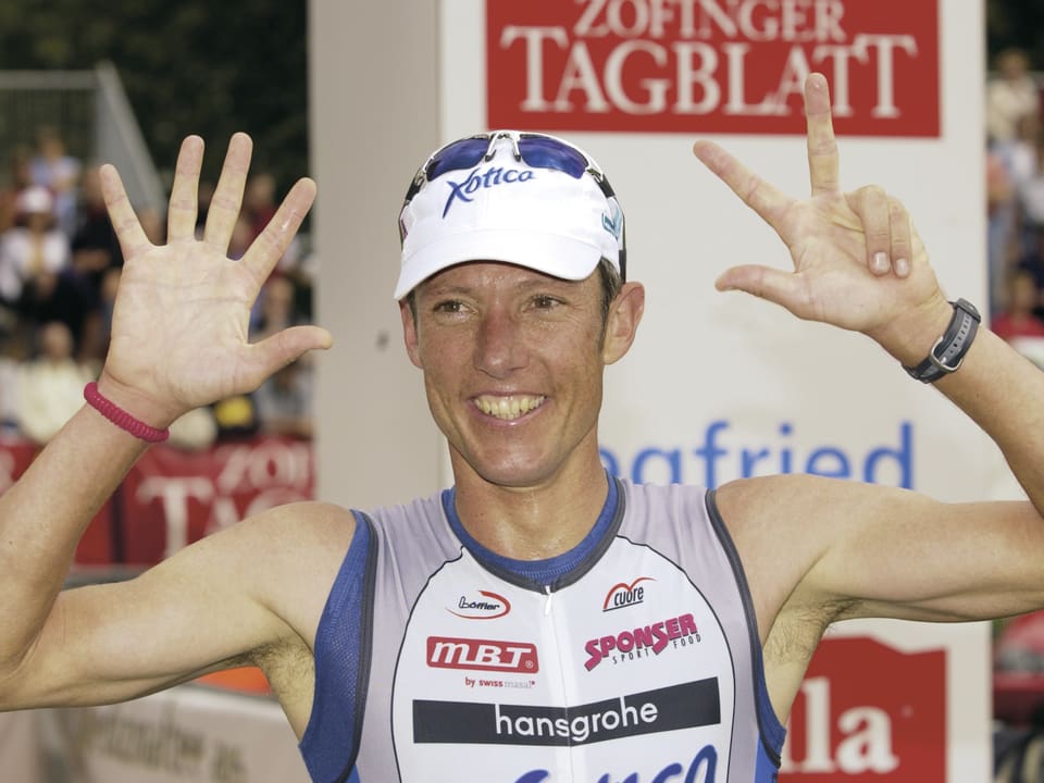 Olivier Bernhard zeigt mit den Händen die Zahl "8". So oft hat er den Powerman gewonnen.