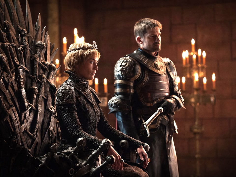 Cersei Lannister auf dem eisernen Thron, neben ihr steht ihr Bruder Jamie.