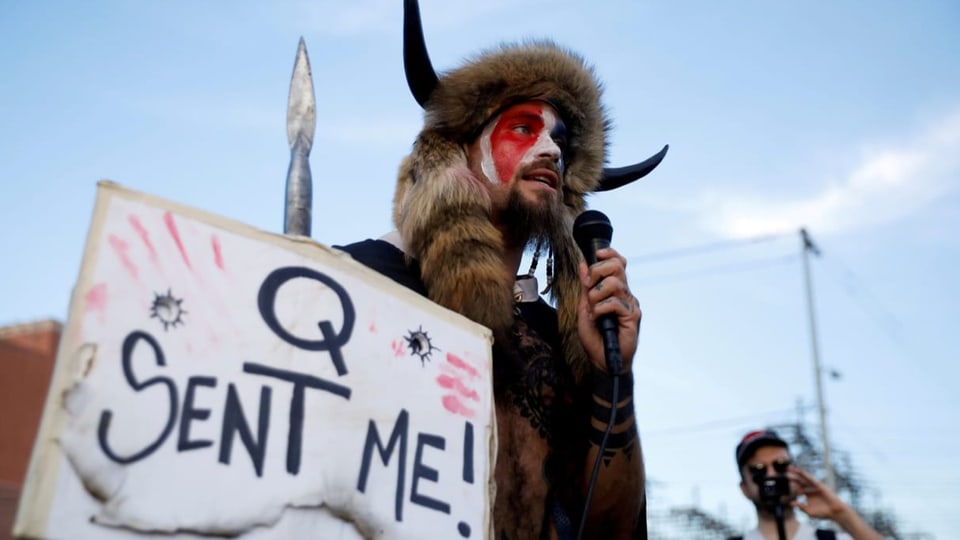 Schon kurz nach den US-Wahlen 2020 war der QAnon-Anhänger mehrfach öffentlich in Erscheinung getreten.