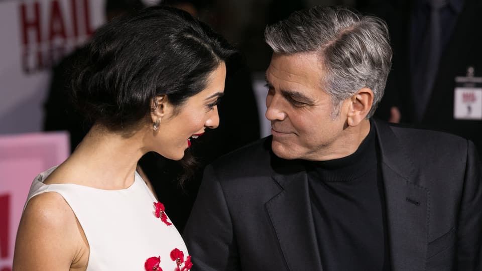 Amal schaut George Clooney verliebt an 