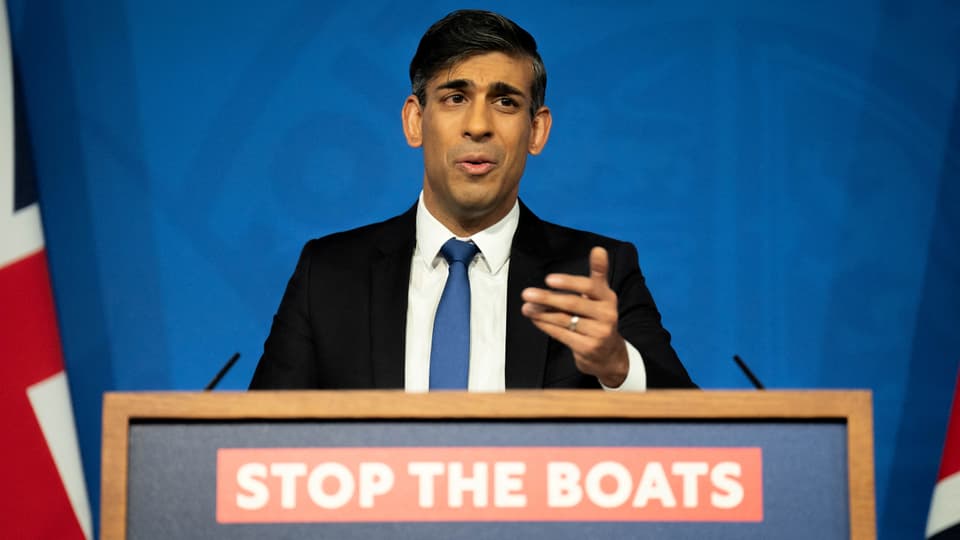 Rishi Sunak vor dem Rednerpult, worauf «Stop the Boats» steht.
