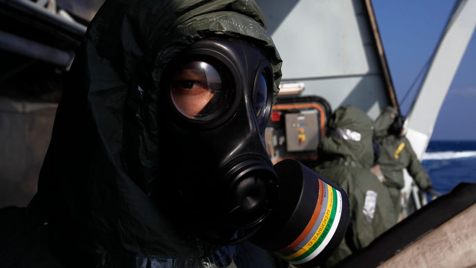 Ein Mann unter einer Gasschutzmaske