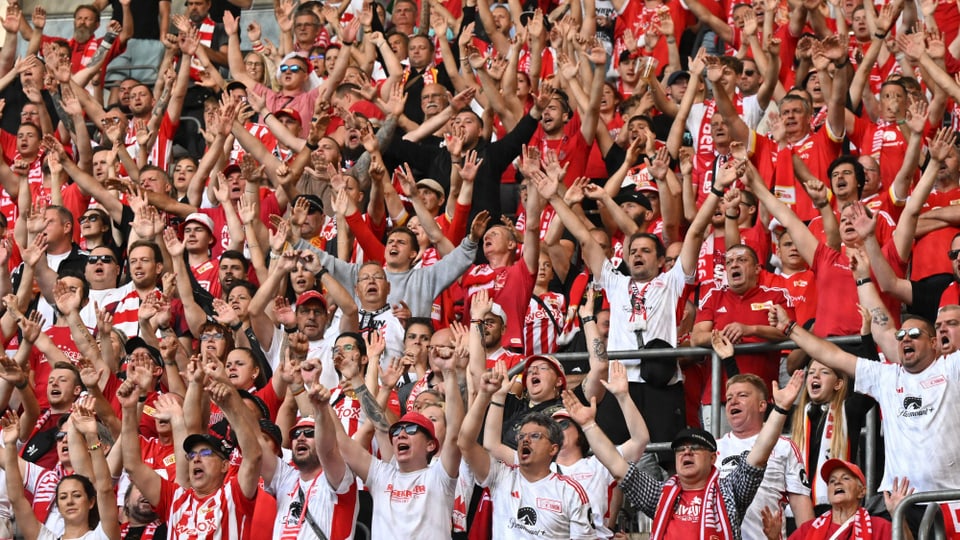 Fans des Fussballclubs Union Berlin singen.