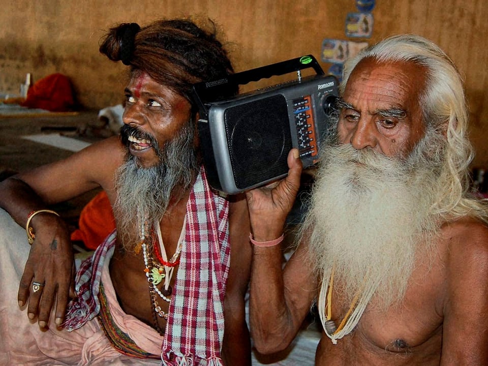 Inder hören Radio.