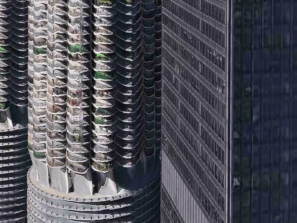 3D-Kartenansicht: Fassade eines runden Wolkenkratzers, die Ballkone sind flächig und schief dargestellt