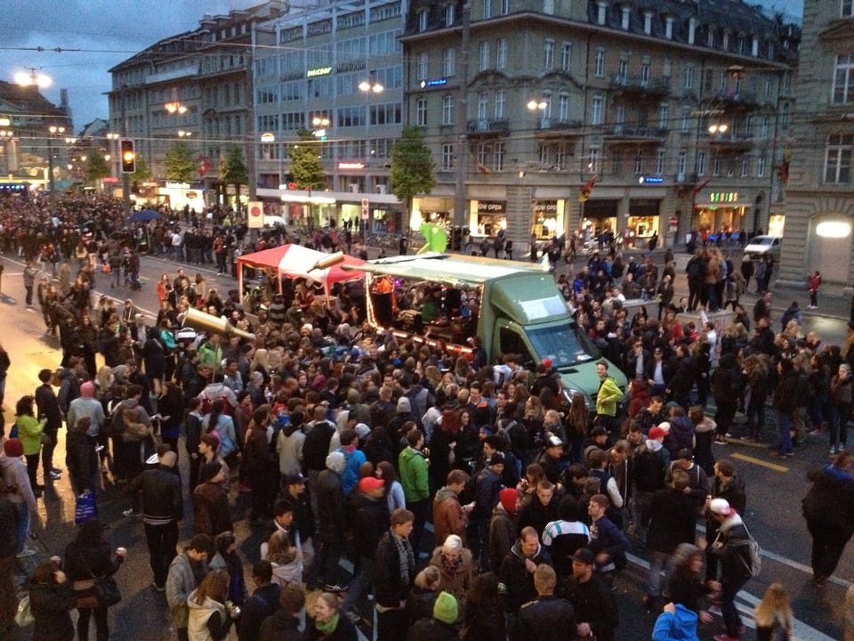 Menschen stehen auf den Strassen in Bern an der Tanz-dich-frei-Demo.