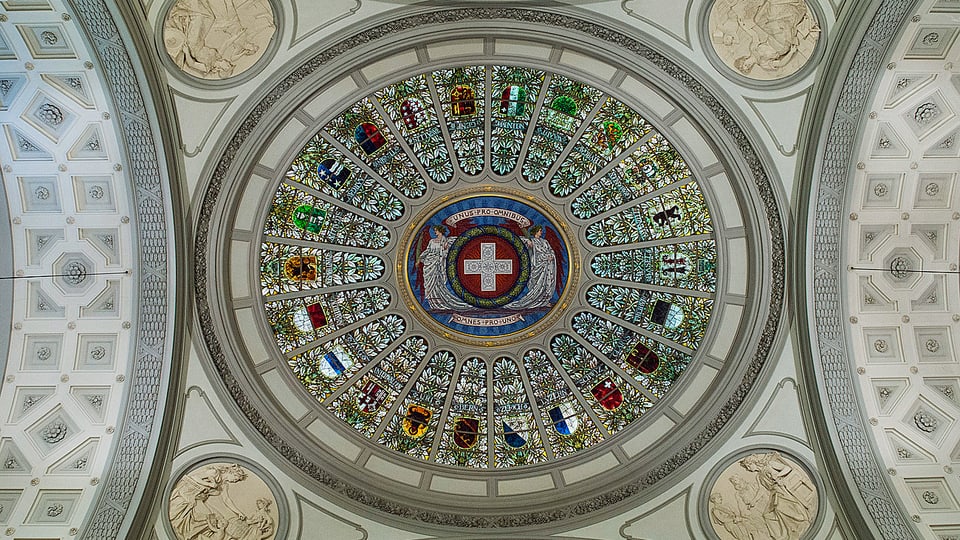 Bundeshaus-Kuppel mit Schweizer Kreuz und Kantonswappen
