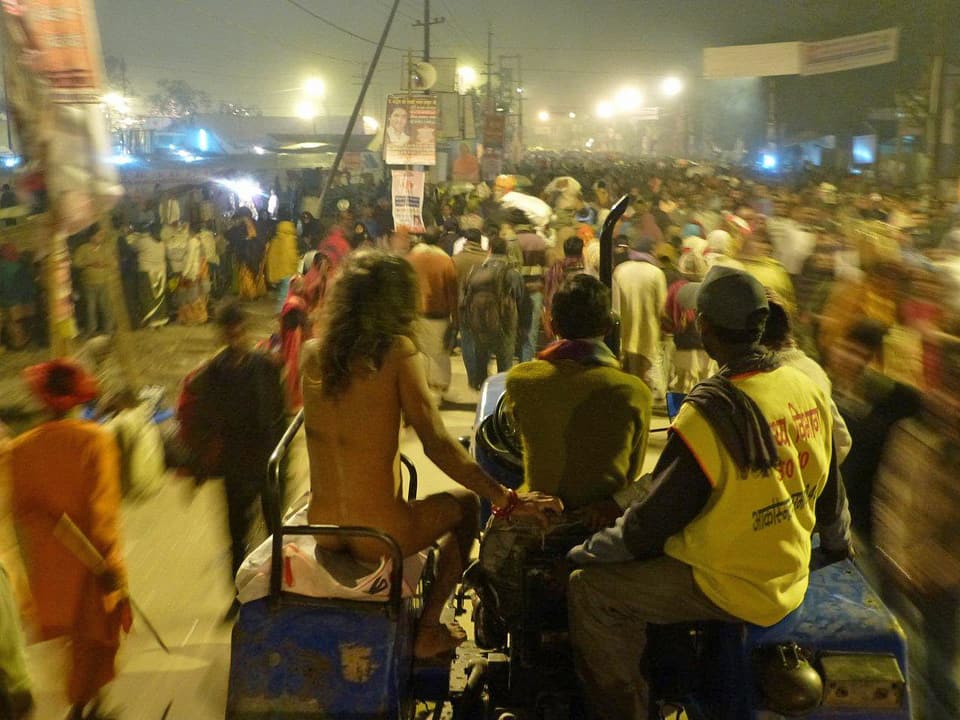 Dutzende Millionen Pilger kommen mit überfüllten Zügen und Bussen, auf Traktoren und Fahrrädern an den Fluss Ganges.