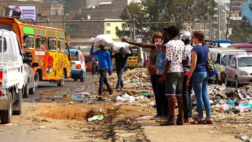 Jugendliche führen Touristen durch den Slum von Nairobi.