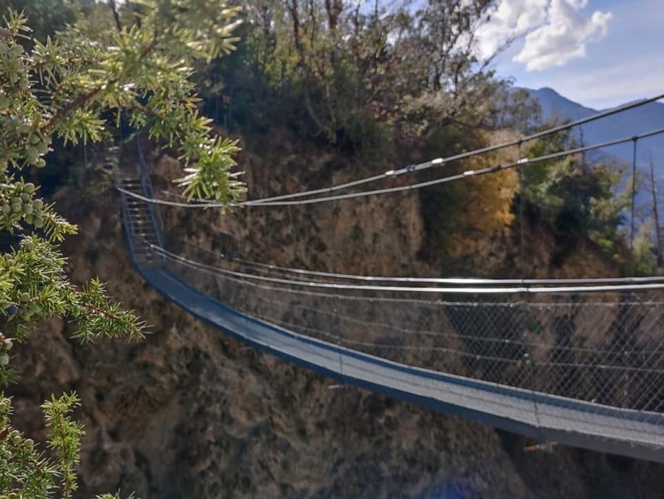 Kleine Hängebrücke in den Bergen.