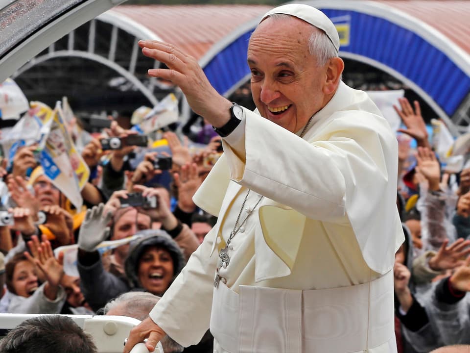 Papst winkt der Menge zu.