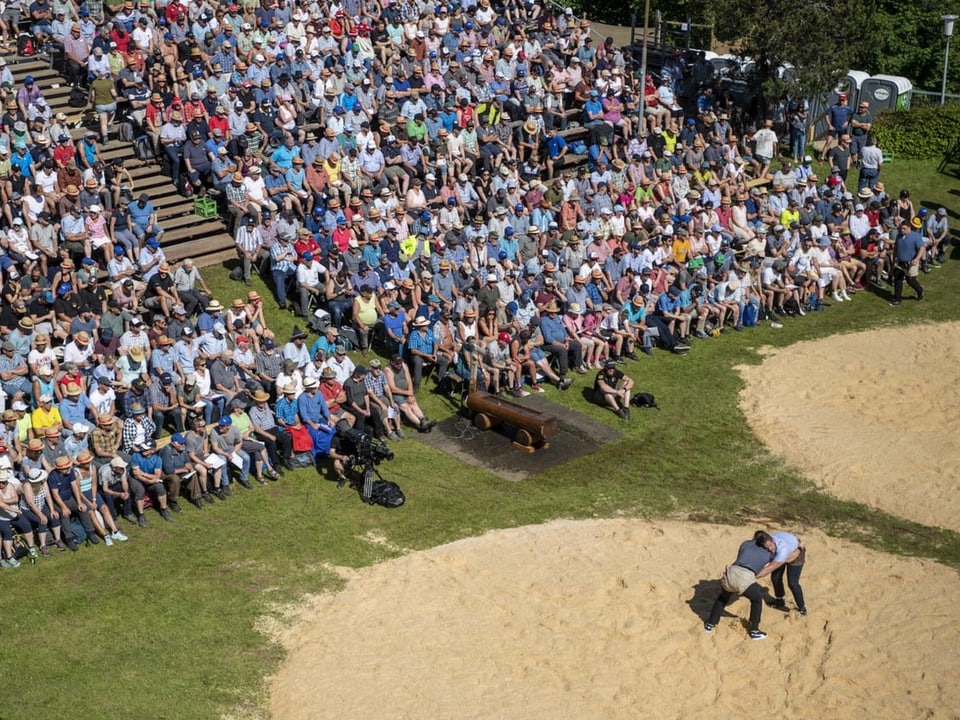 Schwingen als Zuschauer-Magnet Volles Haus auf dem Stoos.
