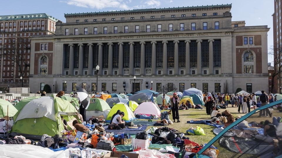Zelte vor einem grossen Uni-Gebäude