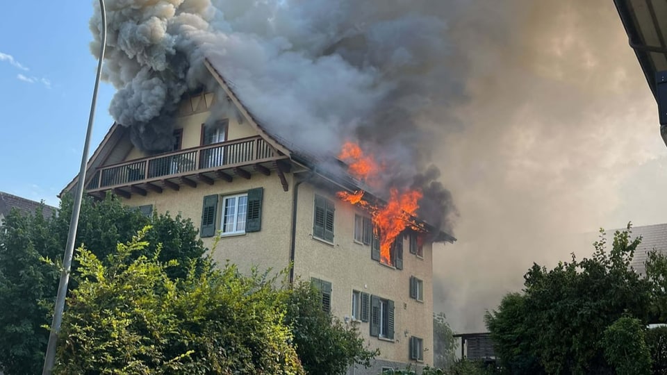 Flammen dringen aus Fenster und Dach in einem Einfamilienhaus in Bad Zurzach