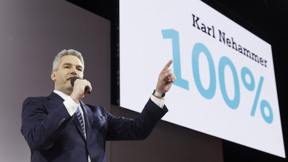 Karl Nehammer mit Mikro vor Schild «100 % Karl Nehammer» an Parteitag der ÖVP
