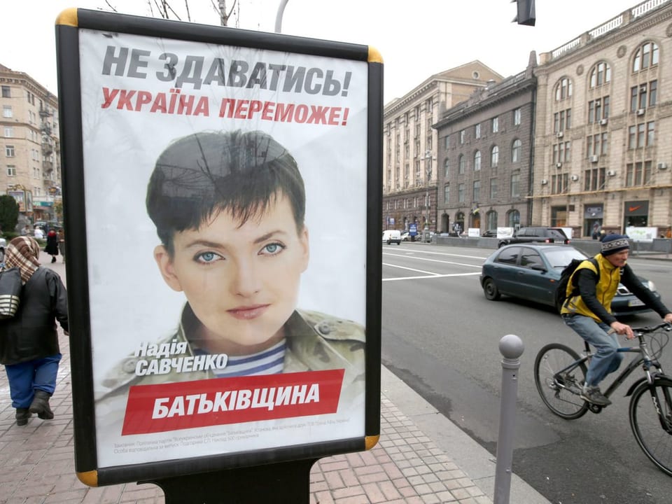 Ein Plakat vor den Wahlen in der Ukraine zeigt Sawtschenko als Kandidatin