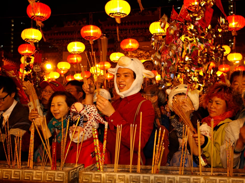 Chinesen besuchen den Wong Tai Sin Tempel