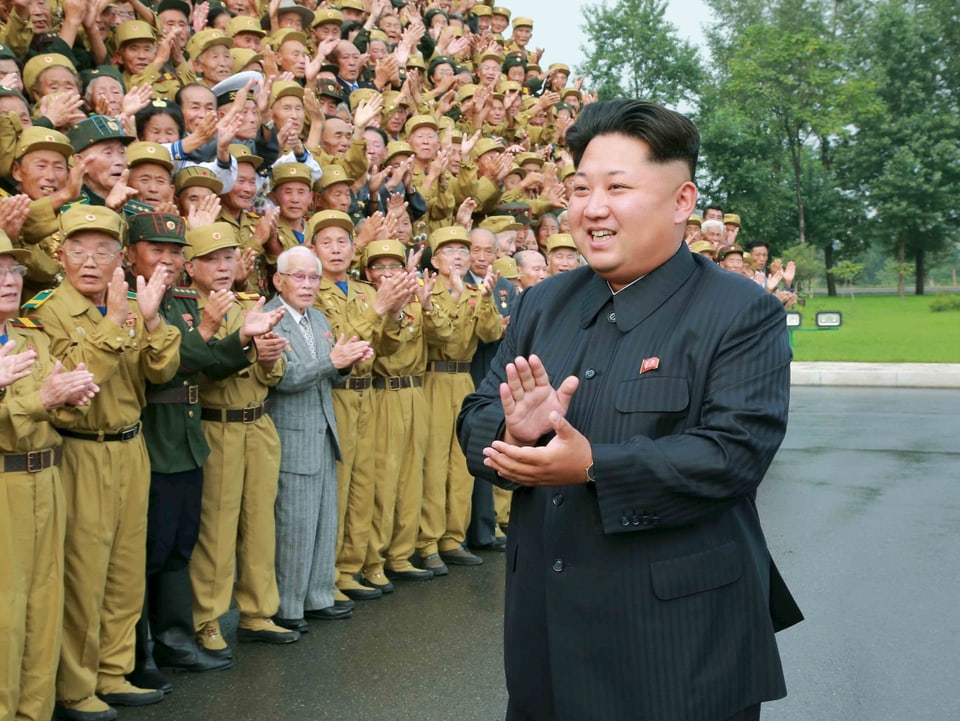 Kim Jong Un vor seinen Parteigenossen.
