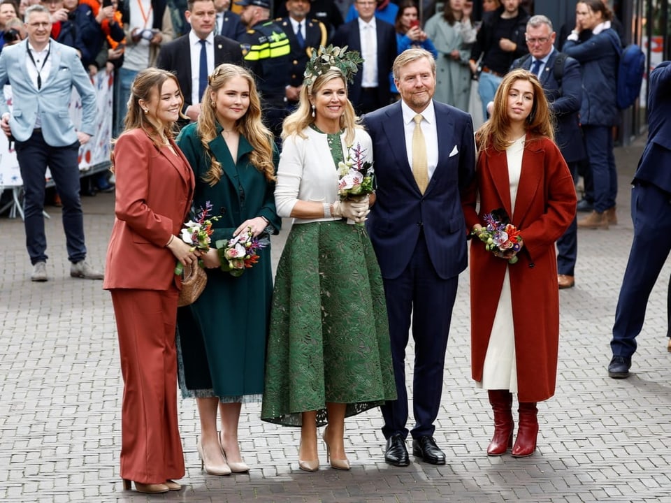Königliche Familie mit Blumensträussen bei öffentlichem Auftritt