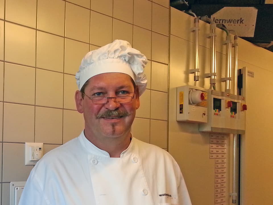 Klaus mit Kochhut in der Küche