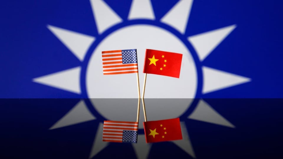 Die Flaggen Chinas und der USA vor der taiwanischen weissen Sonne auf blauem Grund.