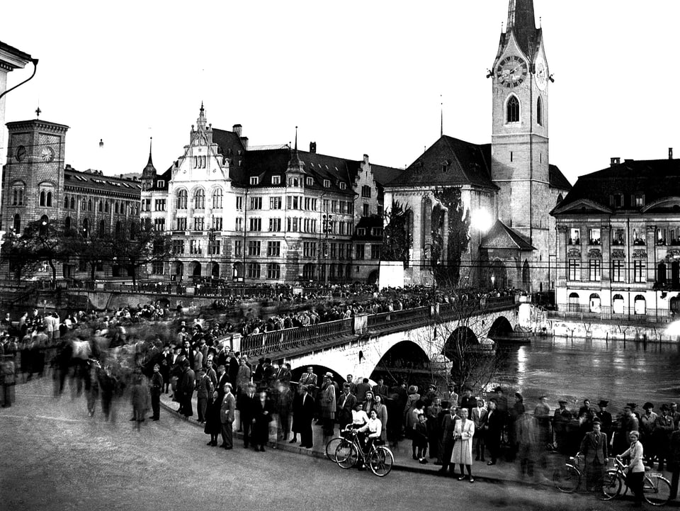 Menschenansammlung auf der Münsterbrücke in Zürich.