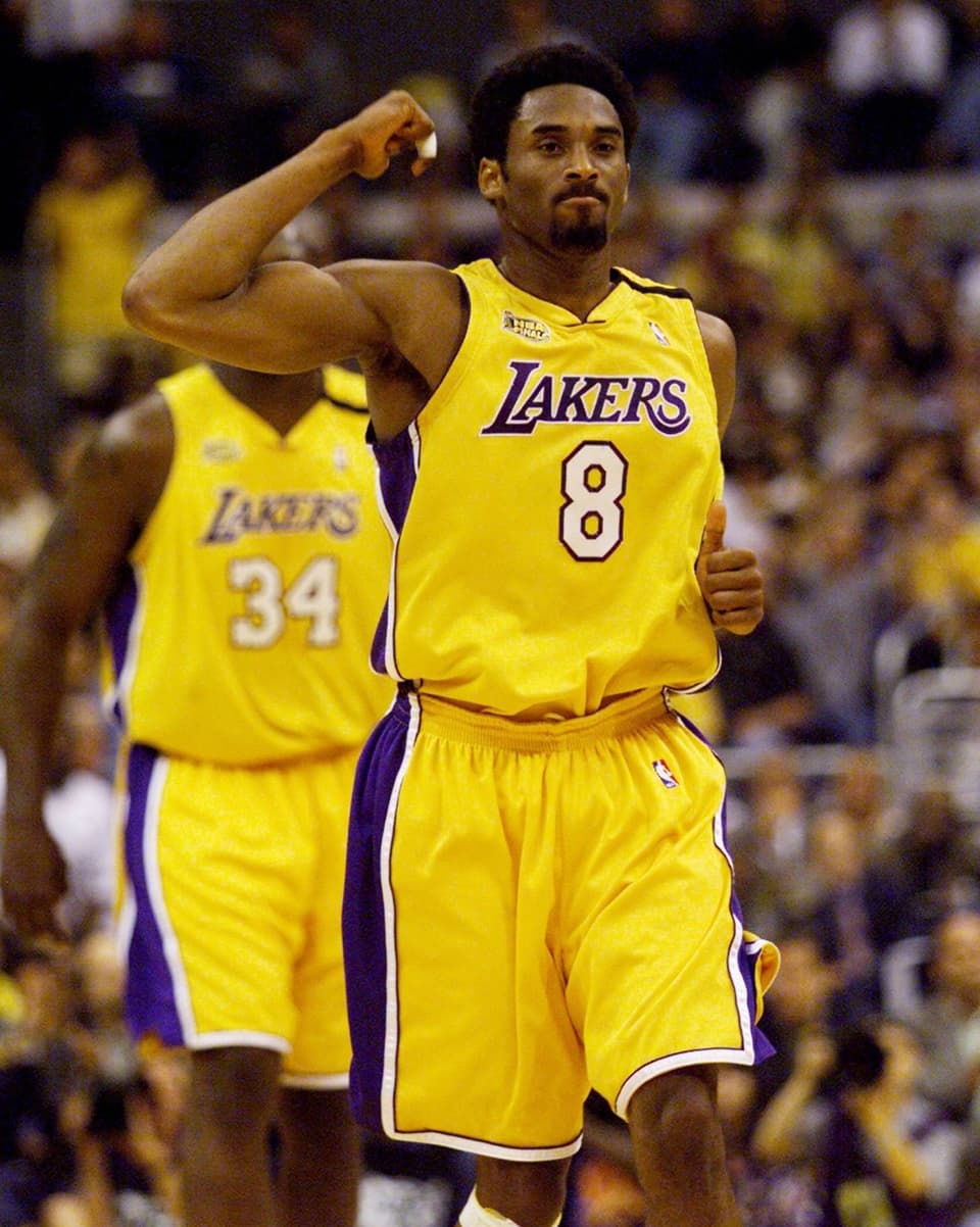 Kobe Bryant ballt im Dress der Lakers die Faust.