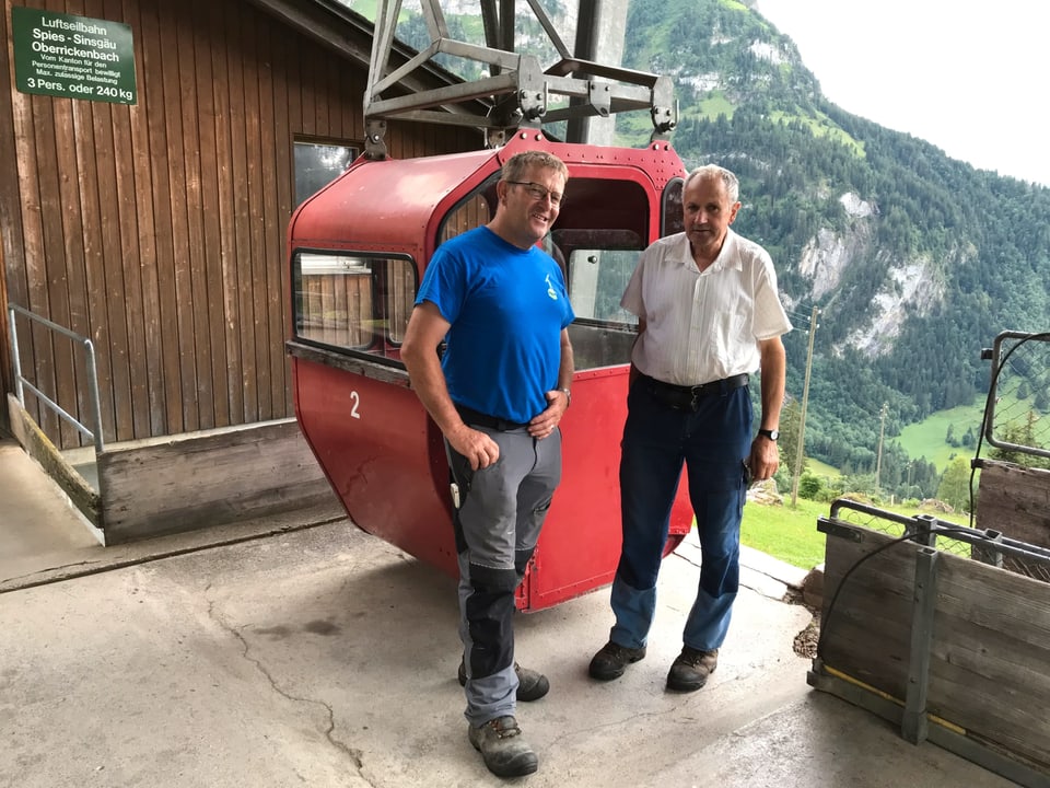 Ueli Schmitter, Präsident Seilbahnverband Nidwalden (links), und Bergbauer Josef Durrer.