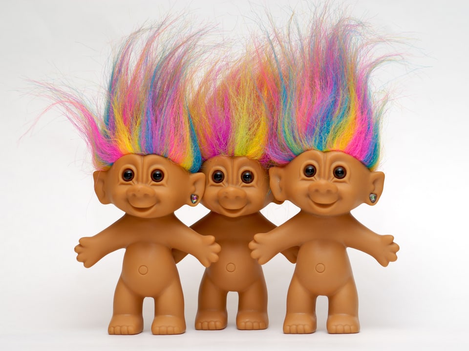 Drei nackte Troll-Puppen mit farbigen Haaren