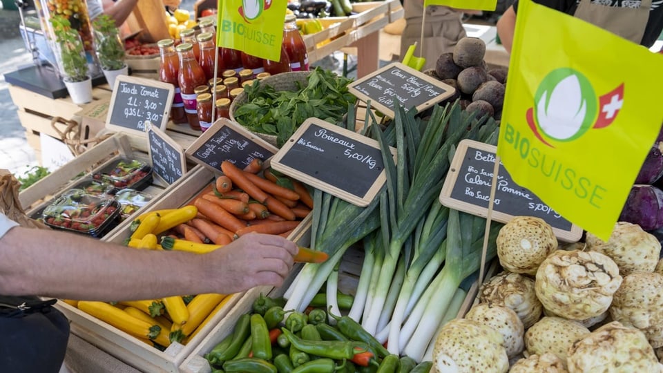 Ein Stand voller frischer Bioprodukte, darunter Rüebli, Sellerie und Lauch.