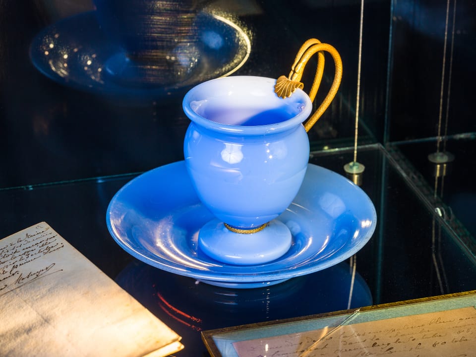 Die blaue Opalglastasse, aus der Hortense ihren letzten Schluck Tee trank.