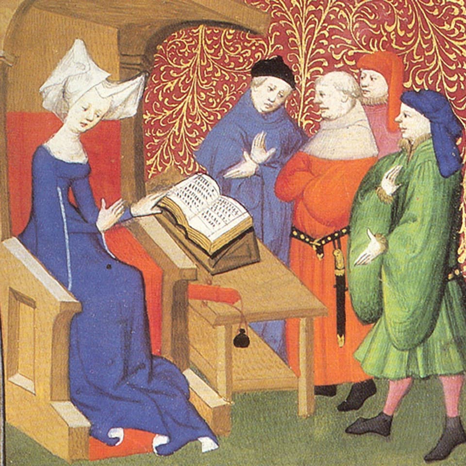 Mittelalterliches Gemälde einer Frau, die an einem Pult ein Buch liest, umgeben von vier Zuhörern.
