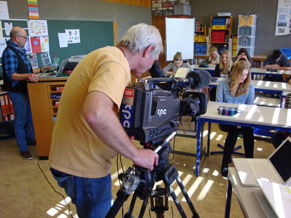 Das Kamerateam begleitet Hans in einer Schulstunde.