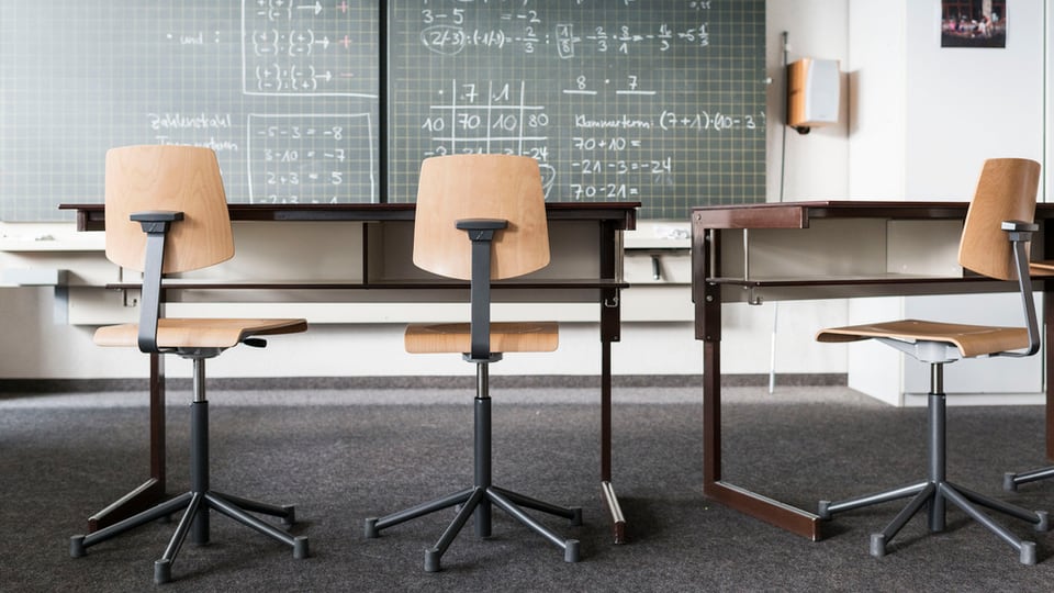 Eine beschriebene Wandtafel, Schulbänke und Stühle aufgenommen in einem Mathematikzimmer der Bezirksschule am 25. September 2014 in Suhr, Kanton Aargau.