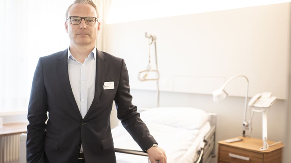 Klinikdirektor Peter Werder in einem seiner Krankenzimmer