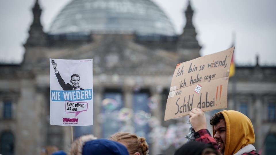 Transparente, im Hintergrund der Reichstag.