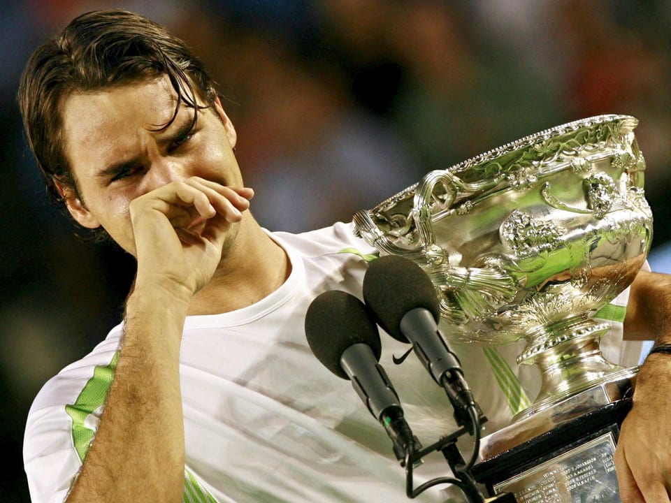 Federer mit dem Pokal nach seinem zweiten Sieg in Melbourne.