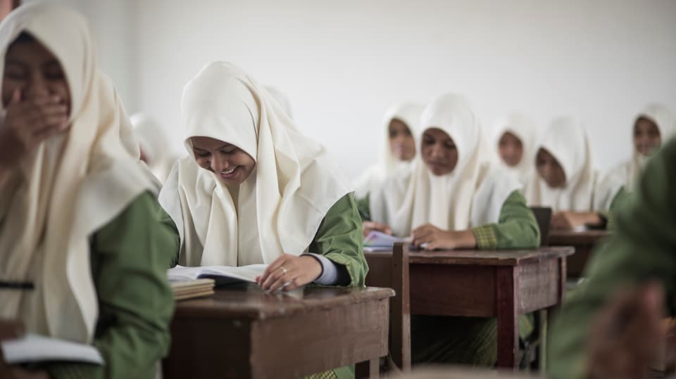 Nach dem Tsunami so schnell wie möglich wieder zur Schule: Mädchen in Banda Aceh