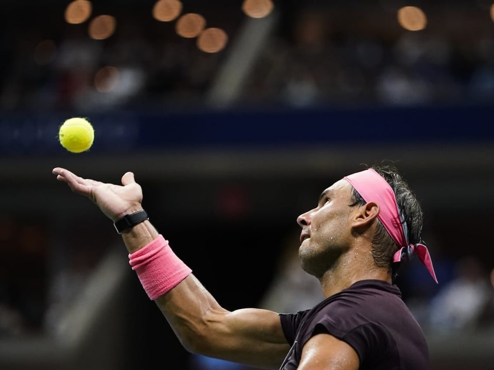 Rafael Nadal wirft an den US Open einen Ball vor dem Aufschlag in die Luft.