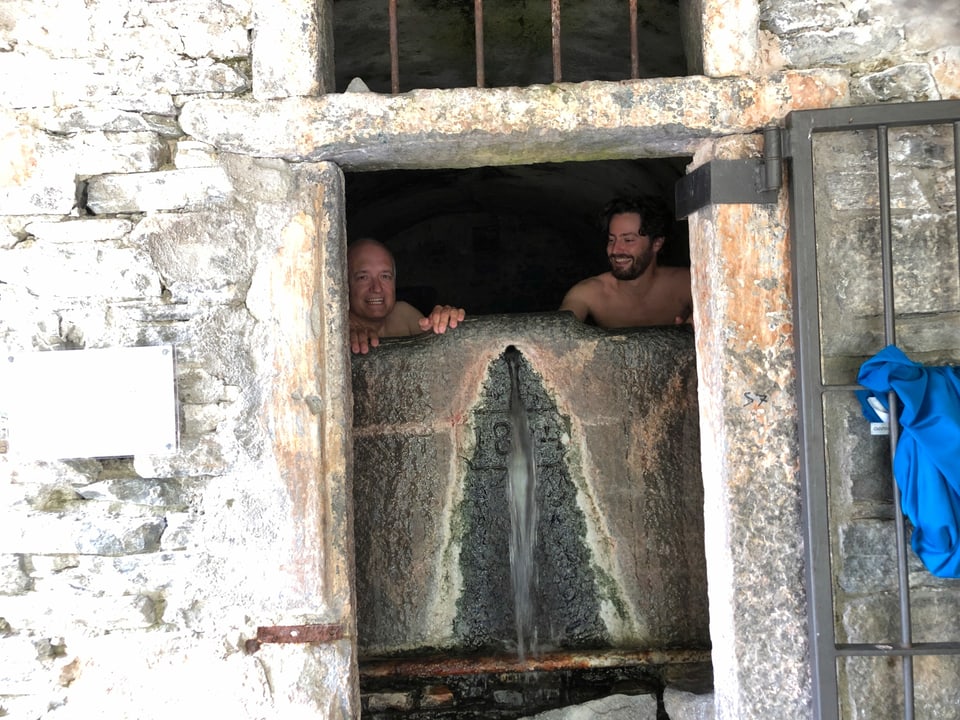 Zwei Männer in grossem Badebecken