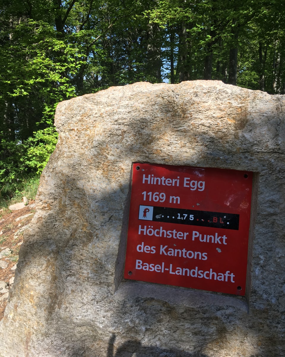 Stein mit Aufschrift: Hinteri Egg, höchster Punkt des Kantons Basel Landschaft.
